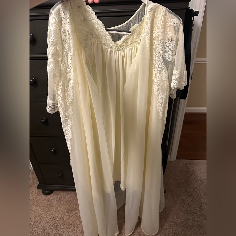 Vintage shadowline peignoir and night gown set-yellow size Large